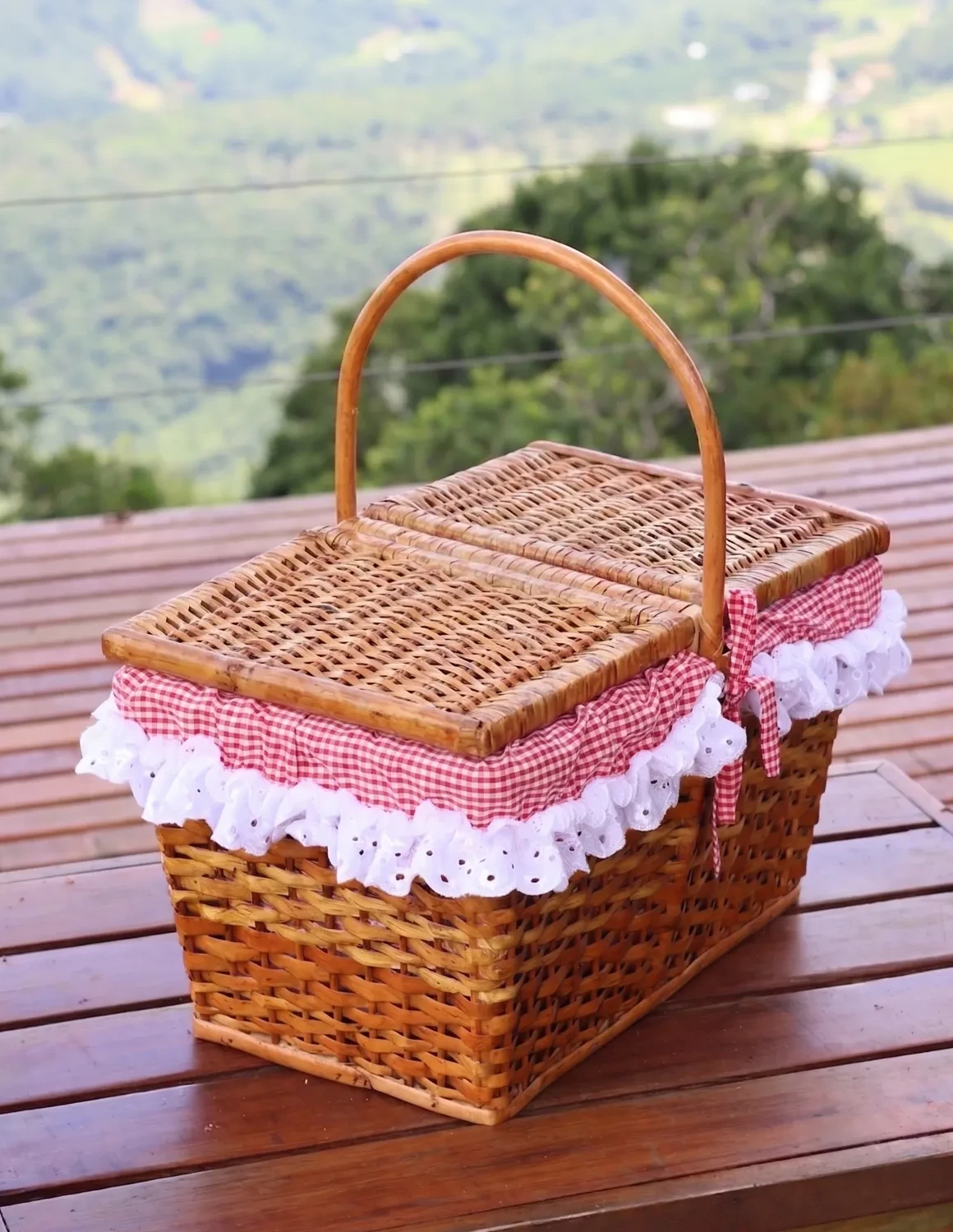 Cesta de café da manhã servida na porta da cabana