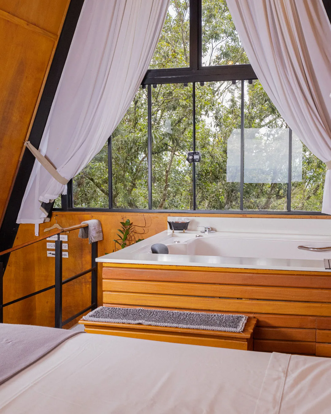 Cabana dos Sonhos — banheira ao lado da janela e cortinas