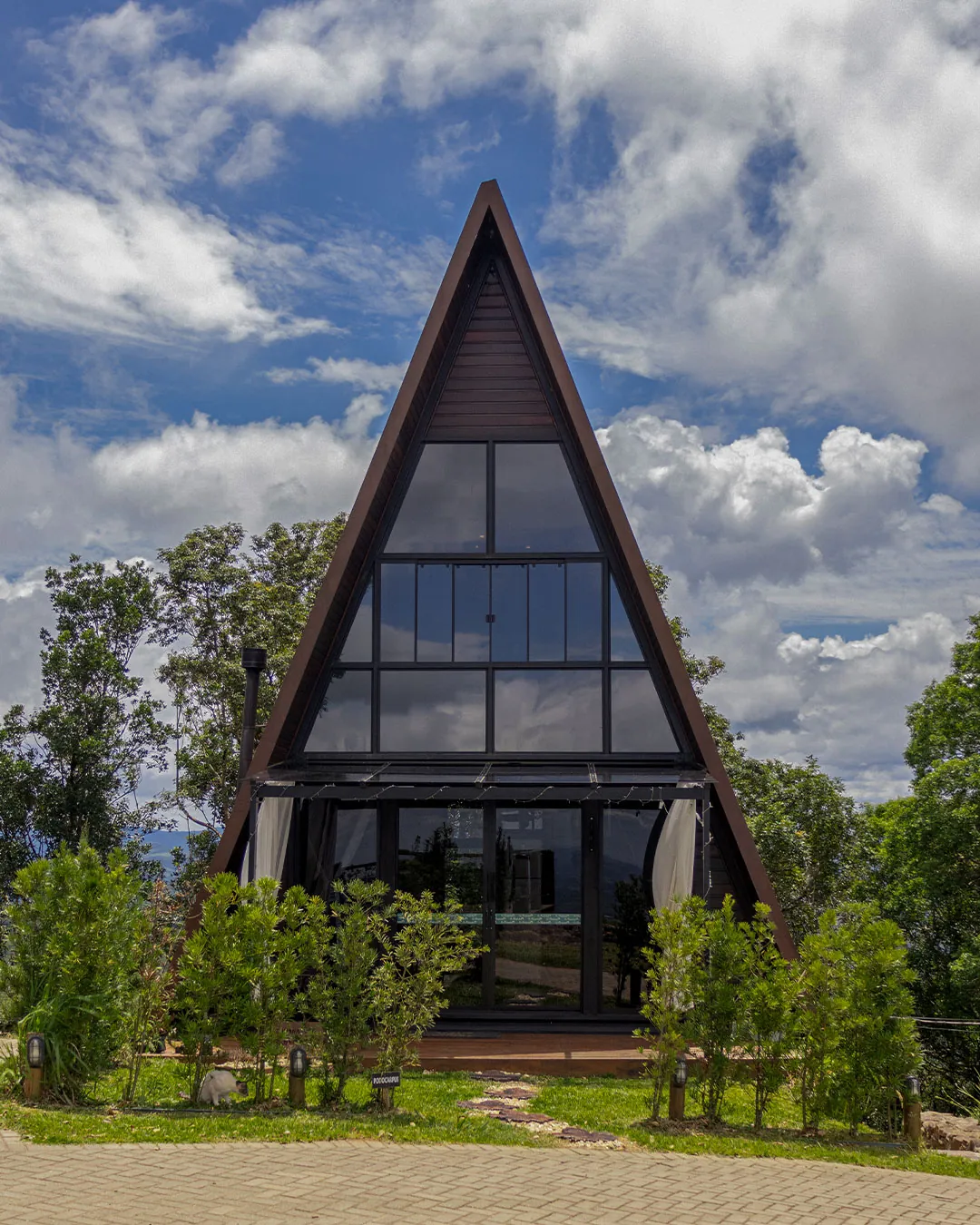 Cabana dos Sonhos — a cabana triangular vista de fora