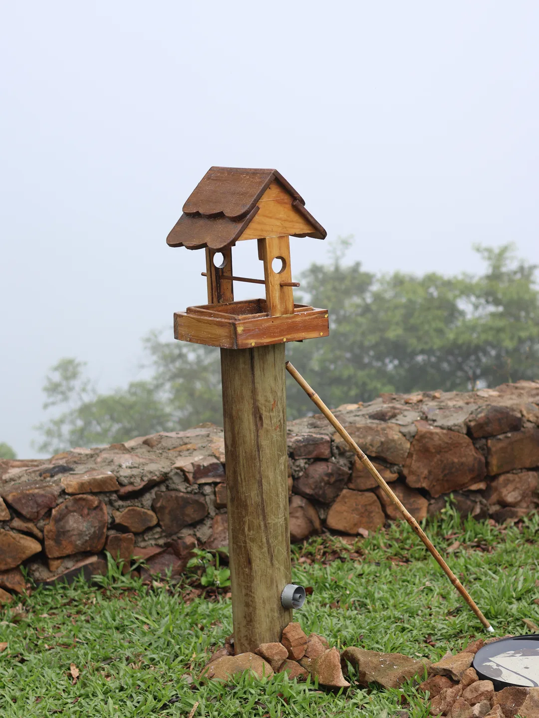 Casinha de passarinho na parede de pedra