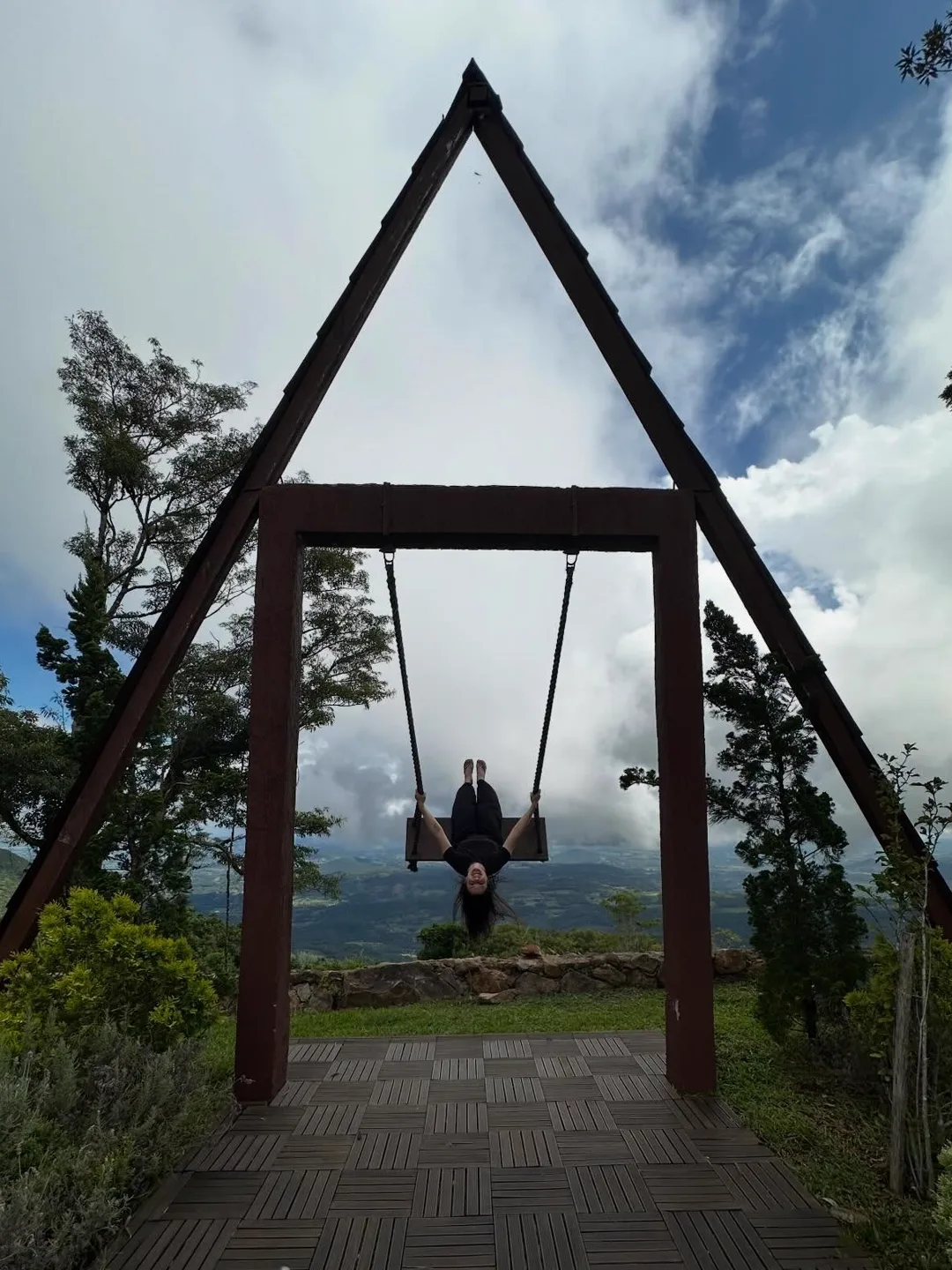 Balanço em arco de madeira, com vista para o vale